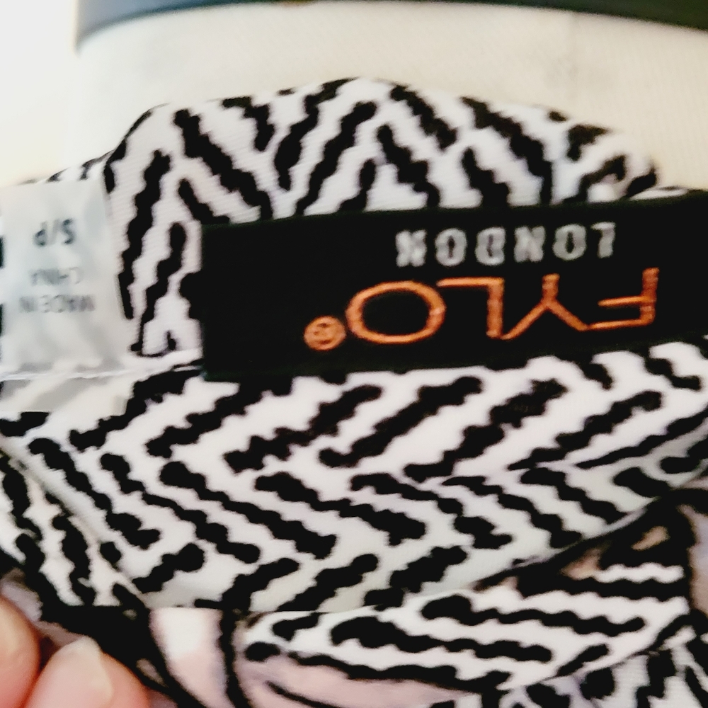 Fylo Zig Zag Floral Button Down Tunic Size Small - image 6